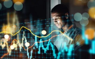 Mann schaut auf digitalen Bildschirm in digitalisierter Wirtschaft